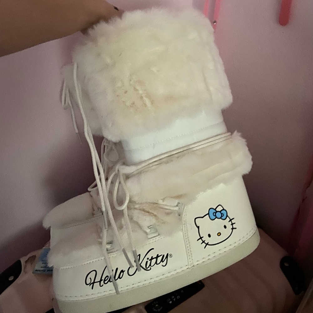 NWT Hello Kitty Forever 21 Boots